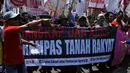 Membentangkan poster dan spanduk, mereka menuntut hak-hak atas tanah dan perbaikan nasib petani, Jakarta, (24/9/14). (Liputan6.com/Johan Tallo)