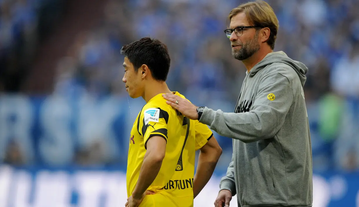 Shinji Kagawa. Gelandang serang Jepang berusia 33 tahun yang sejak tengah musim 2021/2022 memperkuat Sint Truiden di Liga Utama Belgia ini sempat ditangani Jurgen Klopp di Borussia Dortmund selama dua periode. Pada periode pertama, 2010/2011 hingga 2011/2012 ia mampu tampil impresif namun akhirnya tergoda untuk hijrah ke Manchester United di bawah Alex Ferguson. Meski mampu menjuarai Premier League dan menjadi pemain Asia pertama yang mampu mencetak hattrick di Premier League, ia akhirnya kembali ke Dortmund di musim terakhir Jurgen Klopp sebelum hijrah ke Liverpool. (AFP/DPA/Jonas Guttler)