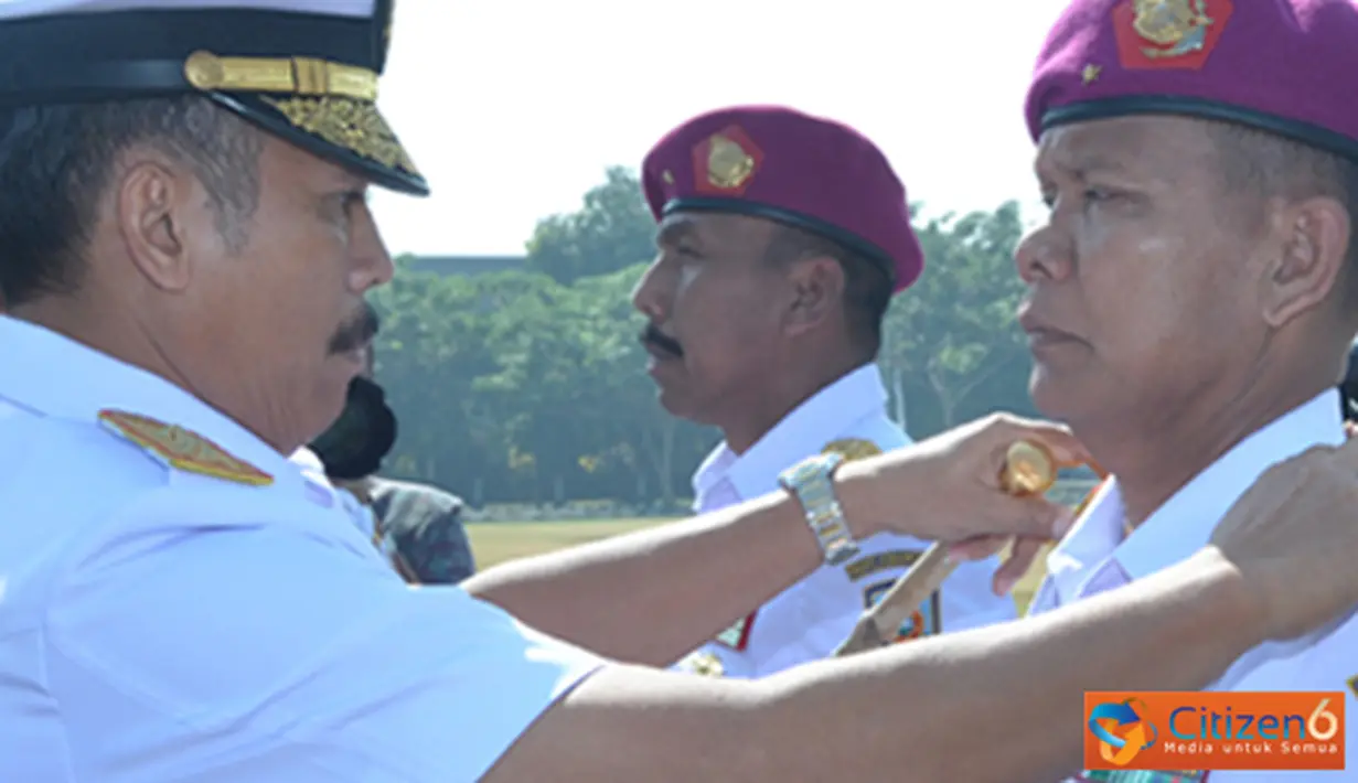 Citizen6, Surabaya: Prosesi serah terima Jabatan orang nomor dua dipimpin langsung Komandan Kobangdikal Laksamana Muda TNI Djoko Teguh Wahojo dengan upacara militer. (Pengirim: Penkobangdikal)