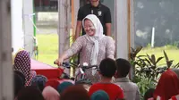 Senyum Ibu Deli menerima hadiah sepeda dari Jokowi, Kamis (14/2/2018). (Liputan6.com/Fauzan)