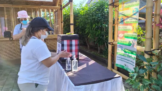 Tempat wisata di Bali menyediakan hand sanitizer bagi pengunjung. Protokol kesehatan itu diterapkan untuk mencegah penularan Covid-19.