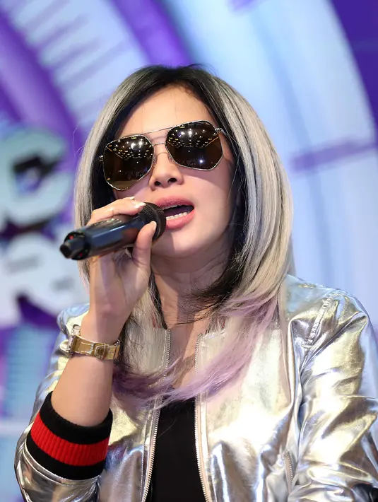 Kejutan juga telah disiapkan oleh Syahrini pada penampilannya di malam puncak SCTV Music Awards. "Kalau penampilan sih nanti pasti tampil manja, mau berbeda, hairstyle, fashion juga pasti berbeda," tukasnya. (Nurwahyunan/Bintang.com)