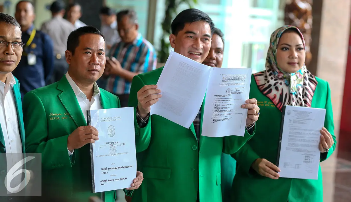 Sekjen DPP PPP Dimyati Natakusumah menunjukan surat otentik muktamar Jakarta di Gedung Kemenkumham, Jakarta, Senin (4/1). Kedatangannya untuk menjelaskan dan menyerahkan data otentik muktamar Jakarta kepada Menkumham. (Liputan6.com/Faizal Fanani)