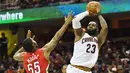 Pemain Cleveland Cavaliers, LeBron James (23) melakukan tembakan saat dihadang pemain New Orleans Pelicans, E'Twaun Moore (55) pada laga NBA di Quicken Loans Arena, (2/1/2017). Cavs menang  90-82. (Reeuters/Ken Blaze-USA TODAY Sports)