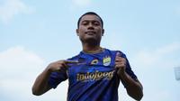 Gelandang Persib Bandung, Dedi Kusnandar. (Bola.com/Erwin Snaz)
