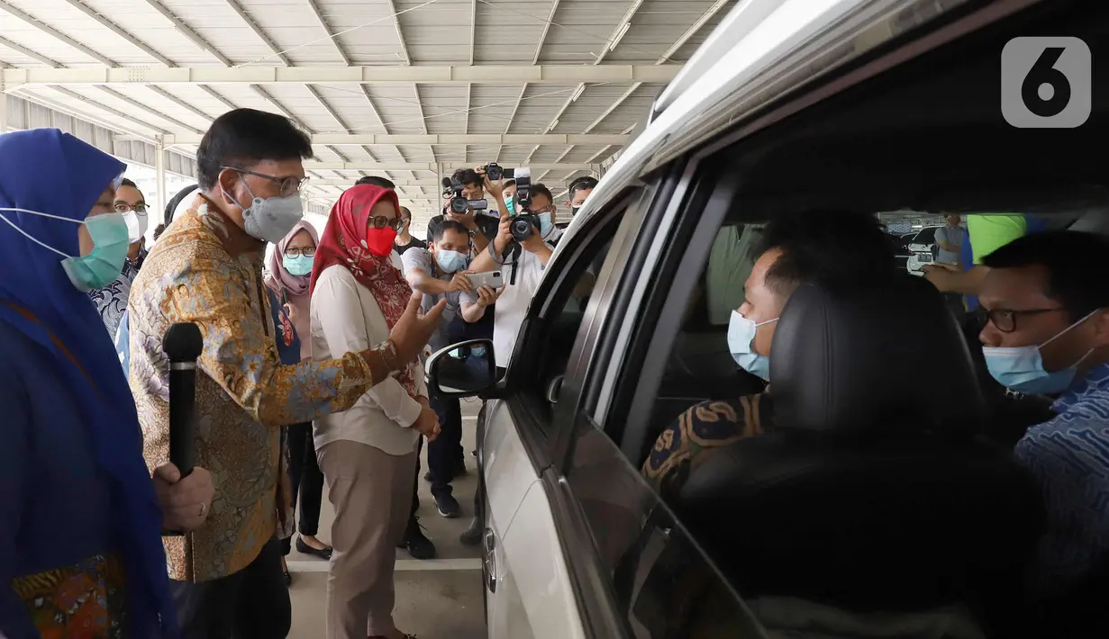 Menkominfo Johnny G. Plate (tengah) didampingi Presiden Direktur & CEO XL Axiata Dian Siswarini (kanan) dan Direktur Utama Rumah Sakit UI Astuti Giantini(kiri) meninjau vaksinasi untuk lansia Bangkit secara drive thru di Depok, Jawa Barat, Senin (5/4/2021). (Liputan6.com/Angga Yuniar)