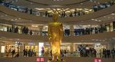 Patung Buddha berukuran raksasa berdiri di Tunjungan Plaza Mall, Surabaya, Jawa Timur, Kamis (1/6/2023). Patung Buddha ini berhasil memecahkan rekor Museum Rekor Dunia Indonesia (MURI). (JUNI KRISWANTO/AFP)