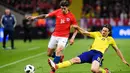 Bek Chile, Angelo Sagal (kiri) berusaha membawa bola dari kawalan gelandang Swedia, Gustav Svensson saat bertanding pada pertandingan persahabatan internasional Friends di Arena, Stockholm, (24/3). Chile menang 2-1 atas Swedia. (Anders Wiklund/TT via AP)