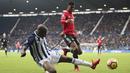 Bek West Bromwich Albion (WBA), Allan Nyom, menghadang gelandang Manchester United (MU), Marcus Rashford, pada laga Premier League di Stadion The Hawthorns, Minggu (17/12/2017). MU menang 2-1 atas WBA. (AP/Nick Potts)