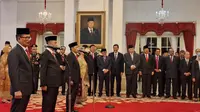 Presiden Joko Widodo atau Jokowi melantik anggota Komisi Kejaksaan periode 2024-2028 di Istana Negara, Rabu (21/2/2024). (Liputan6.com/Lizsa Egeham).