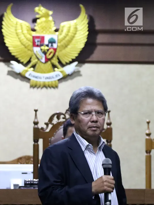 Mantan TBH KKSK, Todung Mulya Lubis menjawab pertanyaan saat menjadi saksi pada sidang dugaan korupsi penerbitan SKL BLBI dengan terdakwa, Syafruddin Arsyad Temenggung di Pengadilan Tipikor, Jakarta, Kamis (19/7). (Liputan6.com/Helmi Fithriansyah)