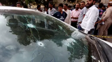 Lubang pada kaca mobil milik penyanyi Sufi Amjad Sabri di Karachi, Pakistan, Rabu (22/6). Amjad Sabri tewas ditembak oleh pria tak dikenal. (REUTERS / Akhtar Soomro)