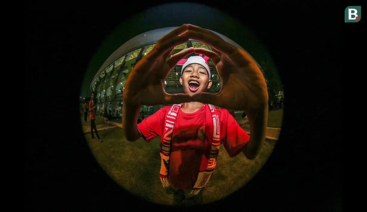 Al Khalifi (8) merupakan seorang suporter Timnas Indonesia U-19 yang berasal dari Tegal, Jawa Tengah. Begini tanggapan bocah yang masih duduk di bangku sekloah dasar: "Bagus. Ya, semoga menang." (Bola.com/Bagaskara Lazuardi)