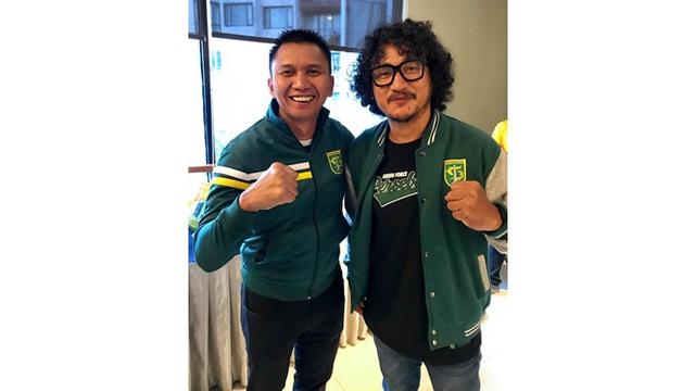 6 Gaya Isa Bajaj Dukung Persebaya Bukti Fans Fanatik Surabaya Liputan6 Com