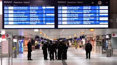 Aparat kepolisian mengamankan lokasi setelah seorang pria bersenjata kapak mengamuk di sebuah stasiun di Dusseldorf, Jerman, Kamis (9/3) malam waktu setempat. Pria itu melakukan serangan secara acak yang membuat lima orang terluka. (Patrik STOLLARZ/AFP)