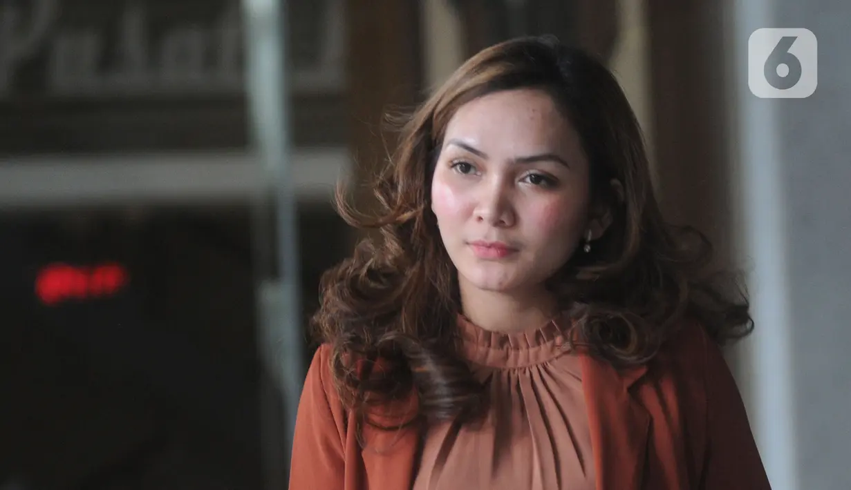 Sekretaris tersangka kasus dugaan suap distribusi gula Direktur Pemasaran PTPN III (Persero) I Kadek Kertha Laksana, Adinda Anjarsari usai menjalani pemeriksaan di Gedung KPK, Jakarta, Senin (23/12/2019). Adinda menjadi saksi terkait kasus dugaan suap yang menjerat bosnya. (merdeka.com/Dwi Narwoko)