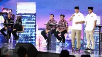 Cagub DKI Jakarta nomor 3, Anies Baswedan didampingi Sandiaga Uno memaparkan visi misi pada Debat Final Cagub DKI Jakarta di Bidakara, Jakarta, Jumat (10/2). (Liputan6.com/Faizal Fanani)