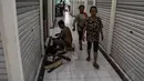 Terlihat pedagang Pasar Manggis sedang mempersiapkan kios barunya, Jakarta, Rabu (5/11/2014). (Liputan6.com/Faizal Fanani) 
