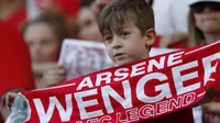 Suporter cilik menghadiri acara perpisahan pelatih Arsenal, Arsene Wenger, di Stadion Emirates (6/5/2018). Selama 22 tahun membesut Arsenal, Wenger telah mempersembahkan 17 gelar dan 704 Kemenangan. (AFP/Ian Kington)