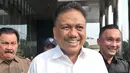 Gubernur Sulawesi Utara Olly Dondokambey keluar dari Gedung KPK usai menjalani pemeriksaan terkait kasus E-KTP, Jakarta, Selasa (4/7). (Liputan6.com/Helmi Afandi)