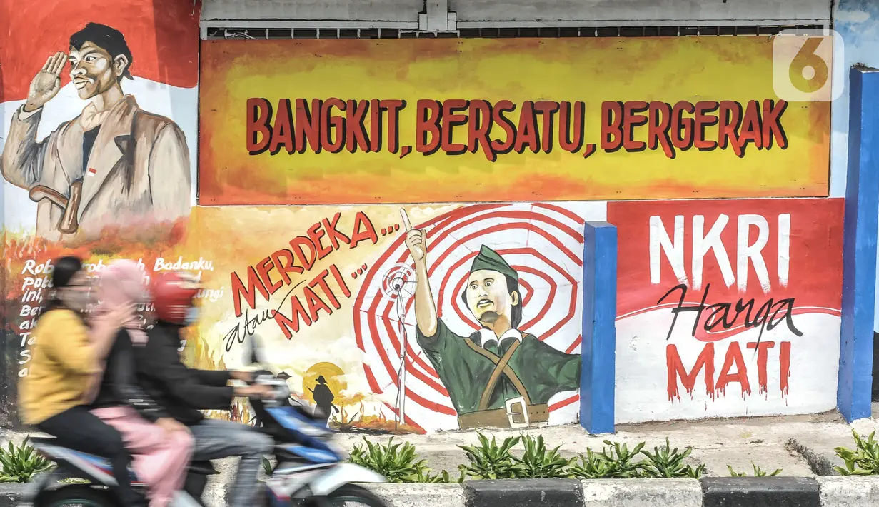 Pengendara melintas di depan mural bertemakan Pancasila di Kampung Pancasila kawasan Galur, Johar Baru, Jakarta, Selasa (1/6/2021). Mural di Kampung Pancasila ini juga untuk mempercantik lingkungan.tersebut. (merdeka.com/Iqbal S. Nugroho)