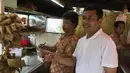 Kuliner yang dipilih oleh pelatih Mitra Kukar, Jafri Sastra, adalah sate khas daerah asalnya Padang. (Bola.com/Vitalis Yogi Trisna)