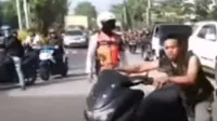 Video seorang pria tanpa masker merusak banner PPKM di jalanan Sidoarjo, Jawa Timur, viral di media sosial. (Liputan6.com/ Istimewa)