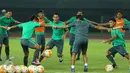 Pemain Timnas Indonesia U-22 melakukan pemanasan jelang latihan uji lapangan di Stadion Patriot Candrabhaga, Bekasi, Selasa (4/4). Timnas Indonesia U-22 akan melawan Persija pada Rabu (5/4). Liputan6.com/Helmi Fithriansyah)