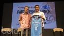 Menpora, Imam Nahrawi, menerima jersey basket dari CEO KMK Online, Adi Sariaatmadja, usai menghadiri jumpa pers pengumuman kerjasama antara EMTEK dan NBA di Plaza Senayan, Jakarta, Rabu (3/5/2017). (Bola.com/Vitalis Yogi Trisna)