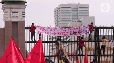 Massa aksi dari berbagai elemen melakukan aksi di Gedung DPR, Jakarta, Kamis (21/4/2022). Aksi yang terdiri dari buruh, mahasiswa dan aktivis menyuarakan untuk menolak penundaan pemilu, kenaikan harga minyak, dan cipta kerja. (Liputan6.com/Angga Yuniar)
