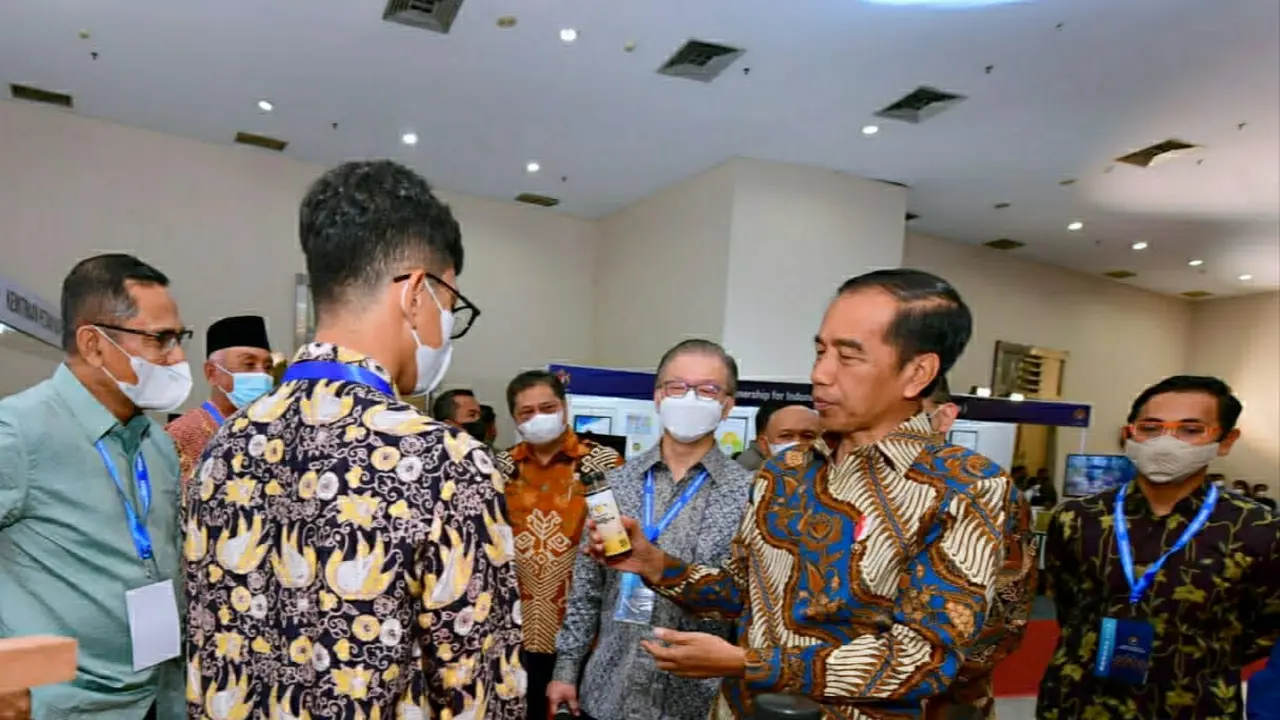 Presiden Jokowi saat bertemu dengan pembudidaya madu hutan dari Jambi, binaan Asia Pulp & Paper (APP) Sinar Mas.
