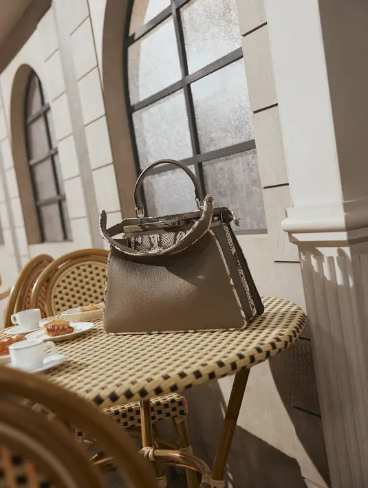 Tas ikonis ini menampilkan bentuk bingkai akordeon, yang bisa dibuka dan menampilkan saku dalam yang bisa berasal dari bahan kulit yang halus, serta bisa dipersonalisasi menggunakan inisial seseorang. Foto: Document/FENDI.