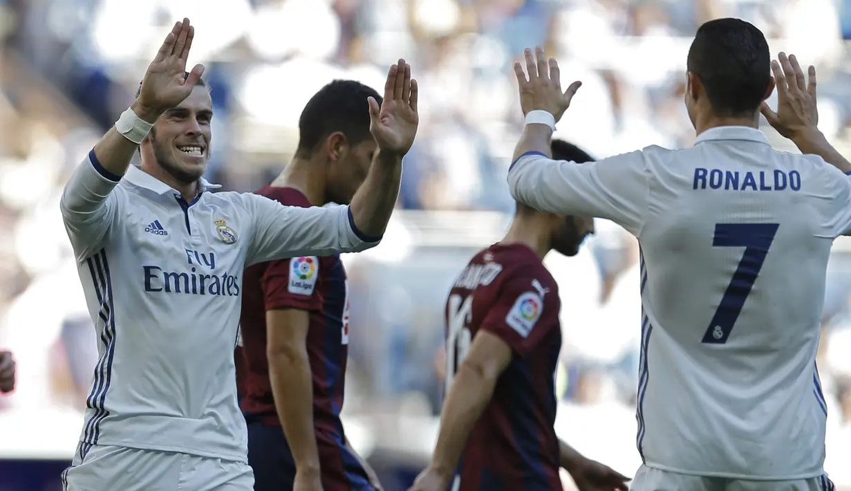 Pemain Real Madrid, Gareth Bale, (kiri) merayakan gol bersama Cristiano Ronaldo saat melawan Eibar pada lanjutan La Liga Spanyol 2016-2017 di Stadion Santiago Bernabeu, Madrid, Minggu (2/10/2016). (AP/Francisco Seco)