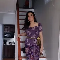 Andi Soraya mengenakan kebaya modern model ungu motif bunga dipadukan kain tenun sebagai bawahannya.  [@andisorayabeatrix]