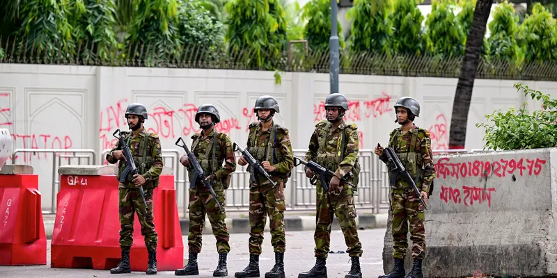 Tentara Bangladesh Bersiaga Terapkan Jam Malam