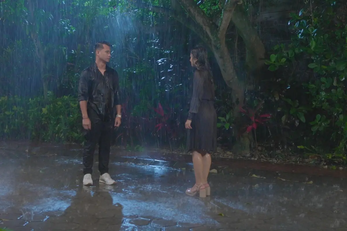 Sinetron Naik Ranjang ditayangkan SCTV setiap hari pukul 20.00 WIB.