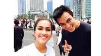 Baim Wong dan pacar barunya, Elfira Loy pamer foto mereka sedang menanti untuk melihat arak-arakan Jokowi di Bunderan HI. (sumber: Instagram.com/elfiraloy)