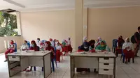 Kesulitan Kuota Internet, Siswa di Cikarang Bekasi Belajar di Aula Desa