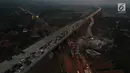 Foto udara kepadatan pemudik untuk keluar dari ruas Tol Batang-Semarang menuju jalur Pantura Batang-Kendal di Kali Kuto, Gringsing, Kabupaten Batang, Jawa Tengah, Senin (11/6). (Liputan6.com/Arya Manggala)