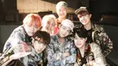 BTS merupakan salah satu boyband Korea Selatan yang populer. Mereka selalu tampil memukau di setiap penampilannya. Namun seperti apa wajah mereka saat tak mengenakan makeup? (Foto: Soompi.com)
