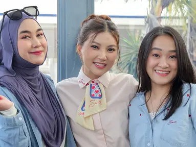 Kini sudah punya kesibukan masing-masing, hubungan Sarwendah dengan Anisa dan Felly Young masih terjalin baik. Melihat foto kebersamaan ini, tak sedikit netizen yang rindu dengan Cherrybelle generasi pertama. Meski sudah belasan tahun berlalu sejak Cherrybelle debut, namun paras ketiga artis yang kini sudah menjadi ibu tak banyak berubah dan tentunya tetap awet muda. (Liputan6.com/IG/@anisarahma_12)