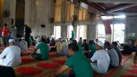Timnas Indonesia saat menunaikan ibadah salat Jumat di Masjid Yamee-Unmuttageen, Bangkok. (Liputan6.com/Windi Wicaksono)