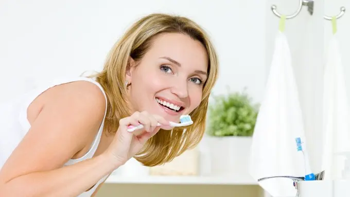 Menggunakan Pasta Gigi Flouride