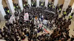 Para pengunjuk rasa meneriakkan dan memegang spanduk selama protes di dalam Cannon House Office Building, Capitol, Washington, Amerika Serikat, Rabu (18/10/2023). Massa menyerukan gencatan senjata dalam perang yang sedang berlangsung antara Israel dan Hamas. (AP Photo/Amanda Andrade-Rhoades)