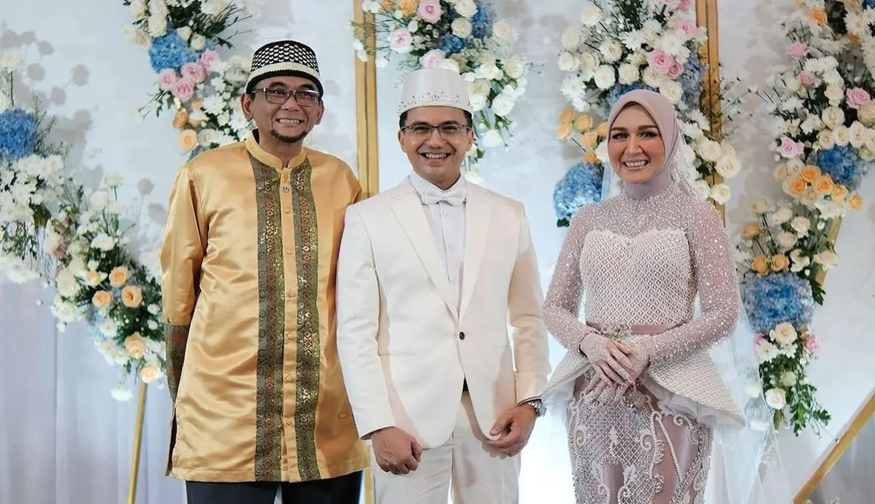 "Bersambung minum obat sampai sepanjang make up diminta baca shalawat sama MUA supaya dimudahkan dberi kelancaran , Alhamdulillahnya di injury time muka aman, bengkak kaya monster frankestein ilang,masuk ruangan dg senyum manis dadah2," sambung Dine lagi. [Instagram/dine.pearl]