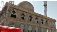 Masjid Syiah di Mazar-i-Sharif setelah ledakan bom yang dilaporkan menewaskan 12 orang pada 21 April 2022 [AFP].