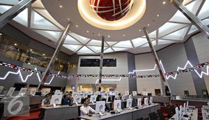 Suasana di Bursa Efek Indonesia, Jakarta, Senin (2/11/2015). Pelemahan indeks BEI ini seiring dengan melemahnya laju bursa saham di kawasan Asia serta laporan kinerja emiten triwulan III yang melambat. (Liputan6.com/Immanuel Antonius)