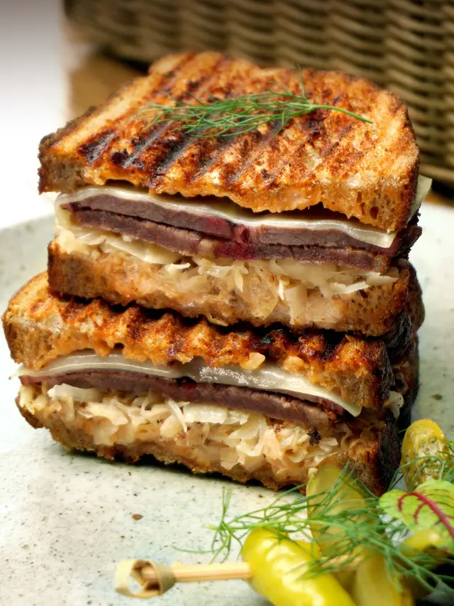 Pantja Deli: deli premium bercita rasa otentik yang menyajikan sandwich, burger, dan berbagai hidangan siap saji lezat lainnya