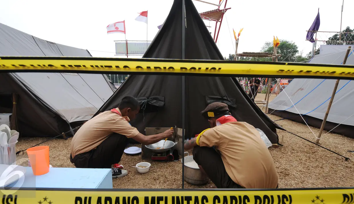 Dua anggota pramuka dari Gugus Depan Warga Binaan memasak makanan saat mengikuti Perkemahan Pemasyarakatan se-Jawa dan Lampung 2015 di Buperta Cibubur Jakarta, Rabu (26/8/2015). (Liputan6.com/Helmi Fithriansyah)