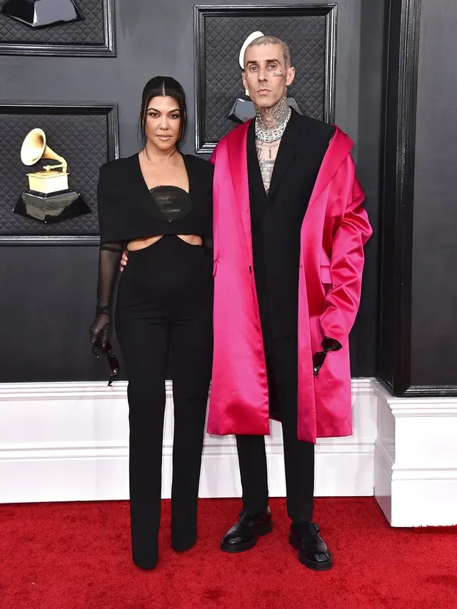Kourtney Kardashian dan Travis Barker Blink-182  di Grammy Awards 2022. (Jordan Strauss/Invision/AP)